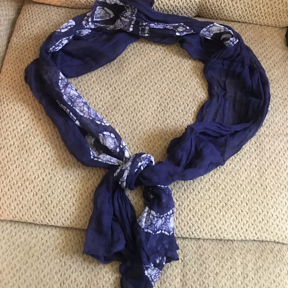 Blue scarf w/abstract white design